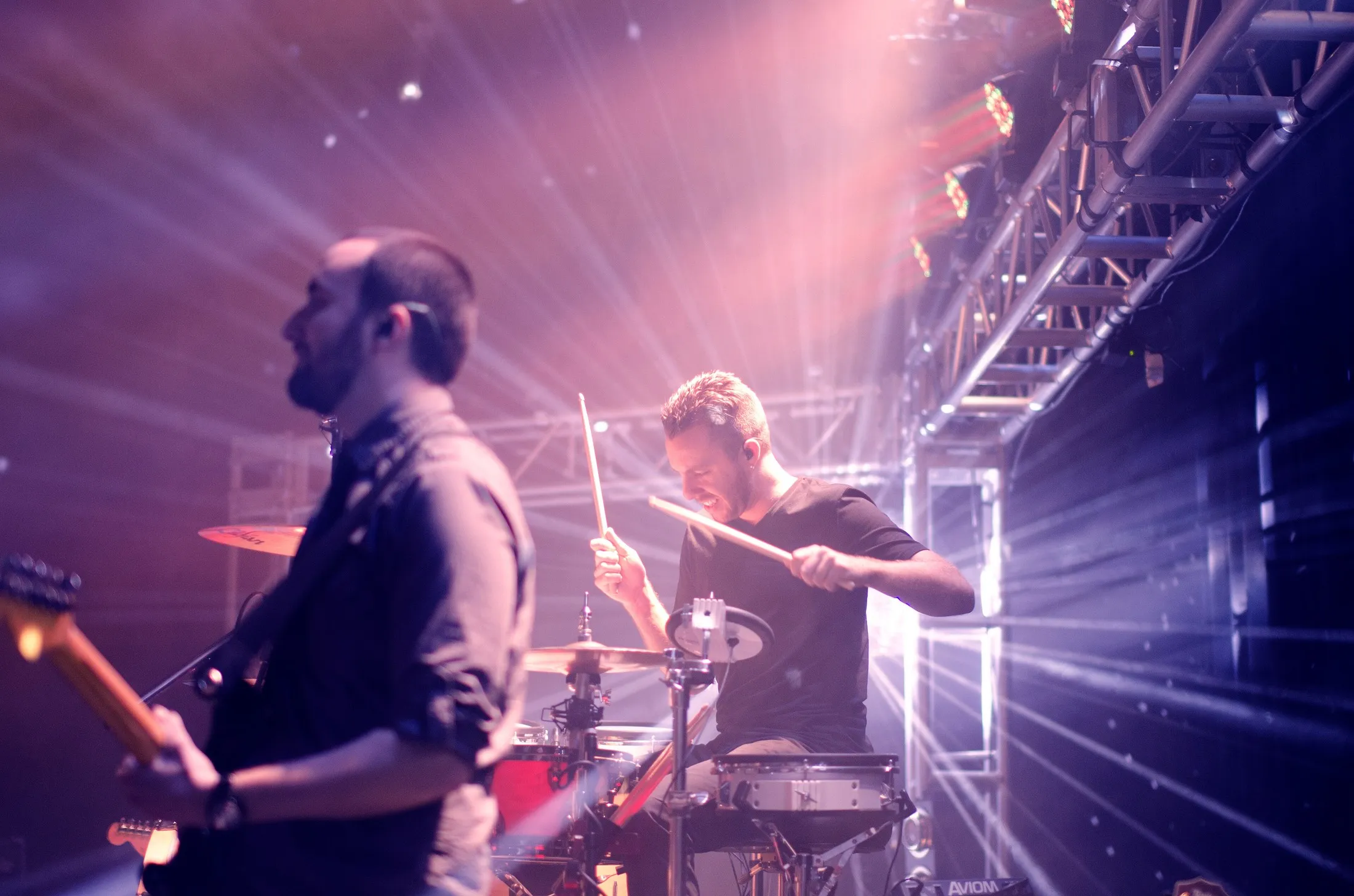 La banda tocando en vivo, luces de escenario (muestra)